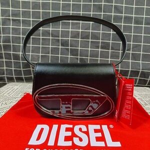 Iconic Leather Shoulder Bag in Black